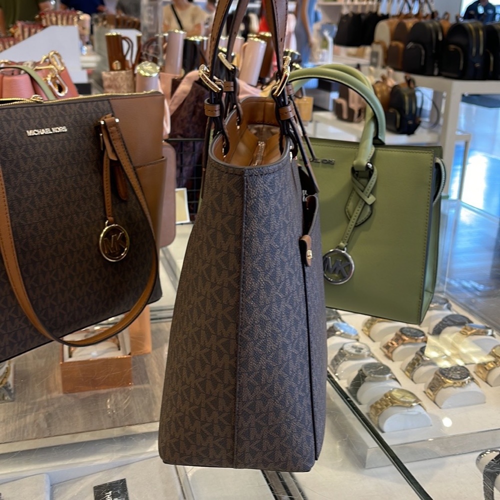 MICHAEL KORS JET SET TRAVEL MEDIUM DOUBLE POCKET TOTE 
BROWN SIGNATURE
NWT - Picture 2 of 16